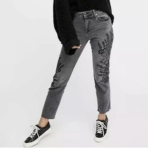 We The Free faded black floral embroidered raw hem jeans size 25​ - Picture 2 of 15